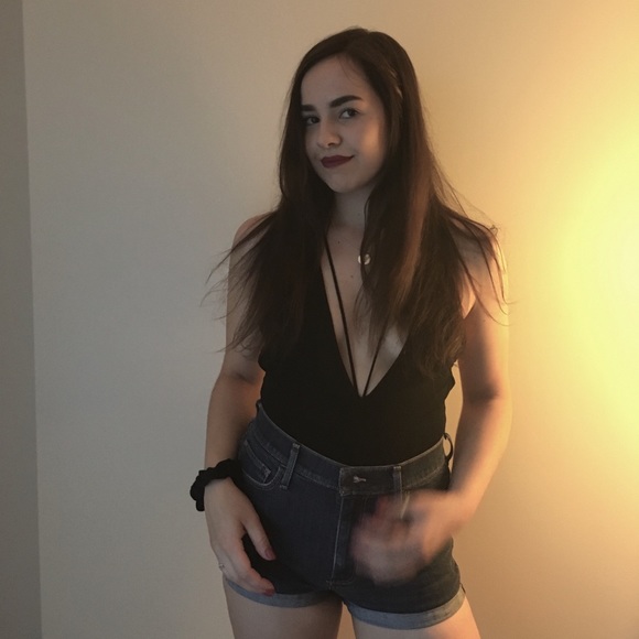 Meet your Posher, Lauren - Picture 1 of 2